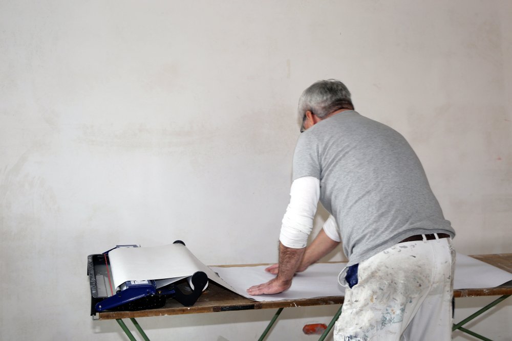 Renovlies aanbrengen in Delft. Ontdek de materialen en beste techniek om te behangen met renovlies behang.